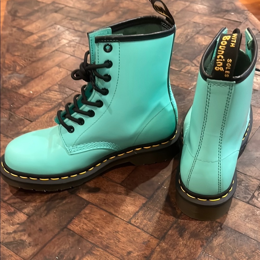 NEW Dr. Martens Pastel Mint 8 Hole Ankle Boots with Air-Cushioned Sole NWT SZ 6